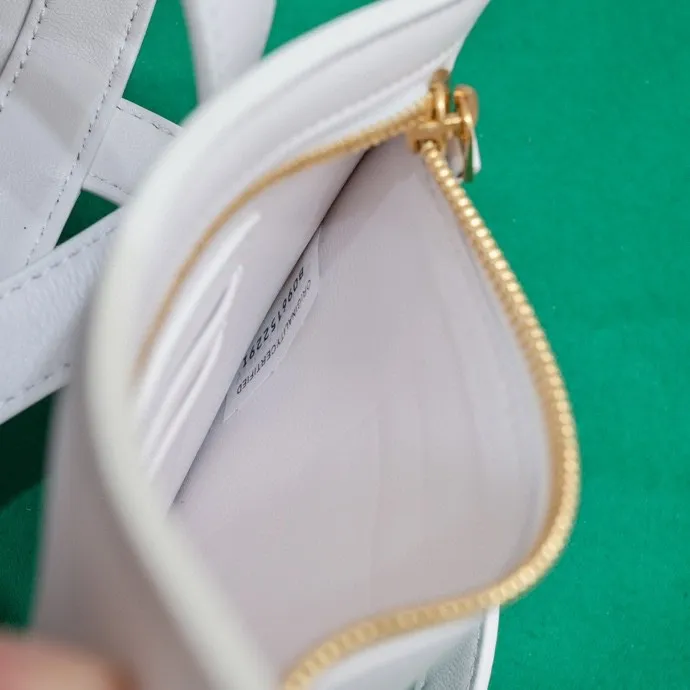 Batch 1560 #Bv 2023 new Flip Flap tote bag, simple and practical tote body design, classic leather weaving, fully displaying Bv craftsmanship, and making the whole bag look more refined. The zippered small pocket can be placed inside the bag, or can be placed outside as a handbag seal. The versatile small tote [happy] is both fashionable and practical. It is suitable for a variety of occasions. It is made of top-grade happa lambskin. It is very soft and lightweight. The bag shape that can stand up without falling down is really nice. It is the first choice for fashion workers and expectant mothers. Size: 23x18.5x15, model: 7746